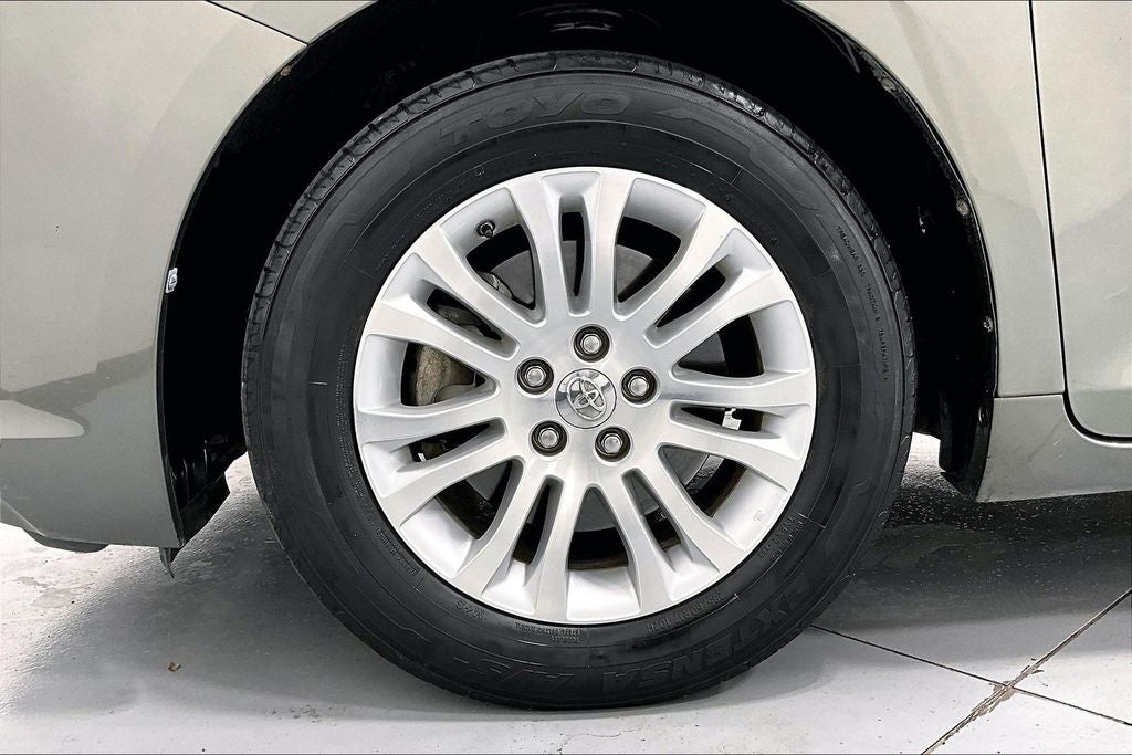 2013 Toyota Sienna XLE 8 Passenger