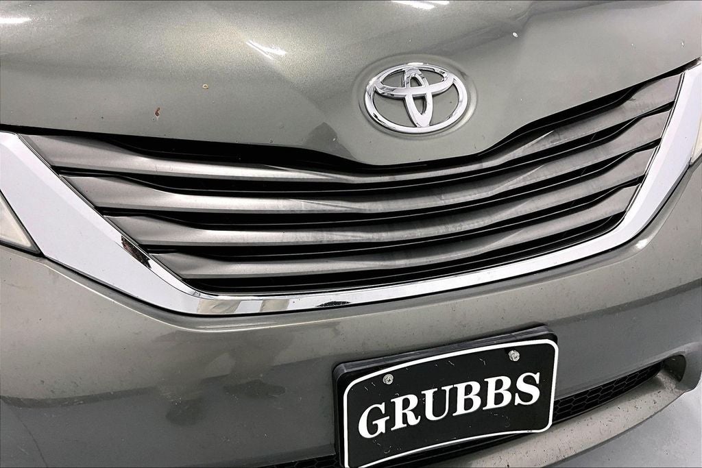 2013 Toyota Sienna XLE 8 Passenger