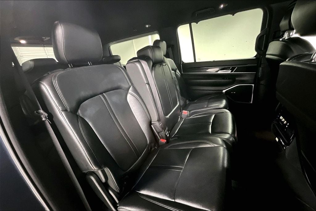 2023 Jeep Wagoneer Base