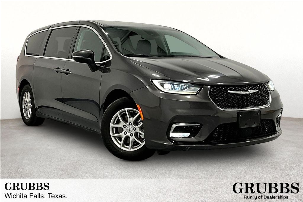 2023 Chrysler Pacifica Touring L's photo