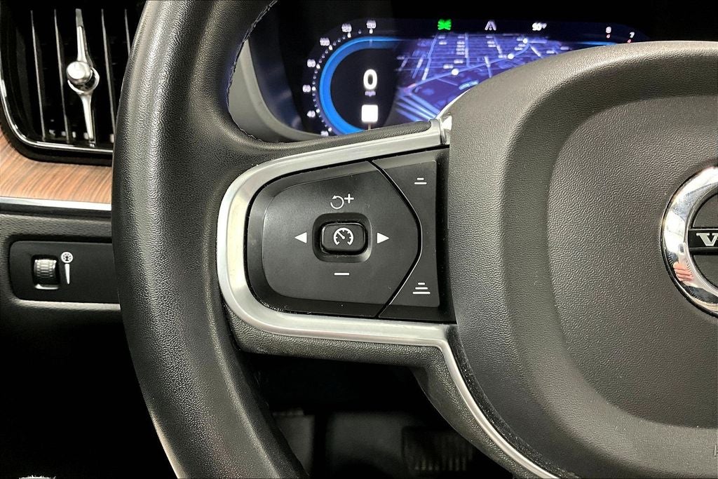 2022 Volvo XC60 B5 Momentum