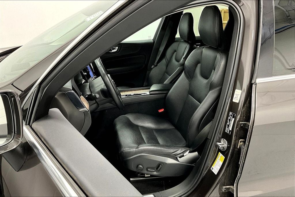 2022 Volvo XC60 B5 Momentum