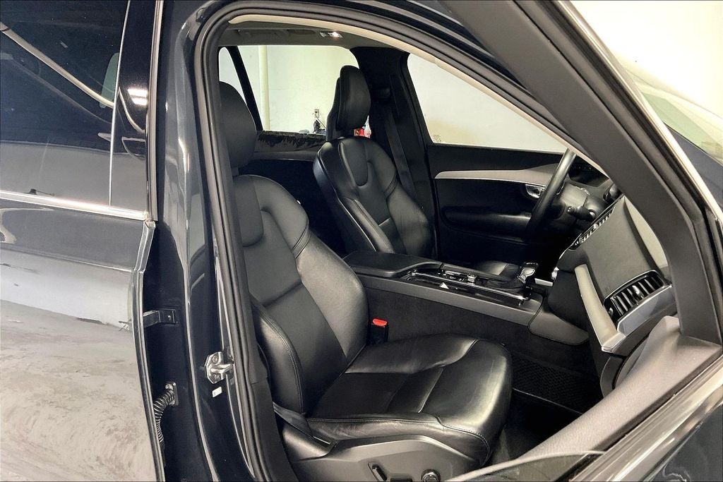 2021 Volvo XC90 T5 Momentum 7 Passenger
