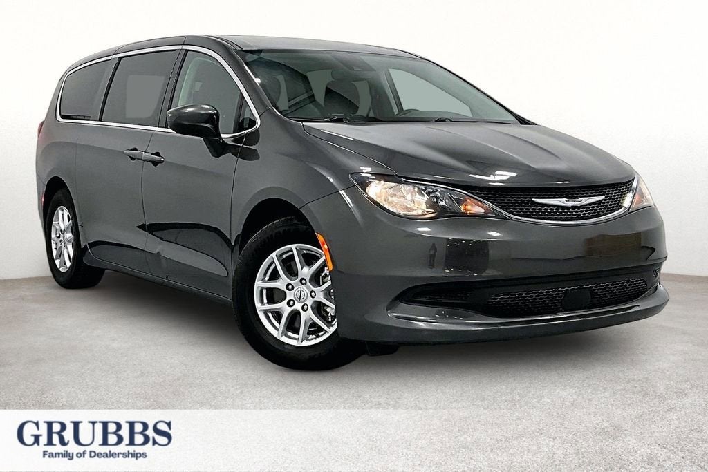 2021 Chrysler Voyager LX's photo