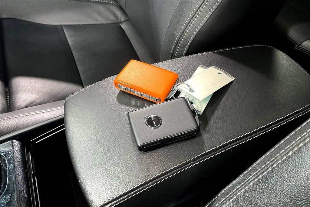 2024 Volvo XC40 B5 Plus Bright Theme