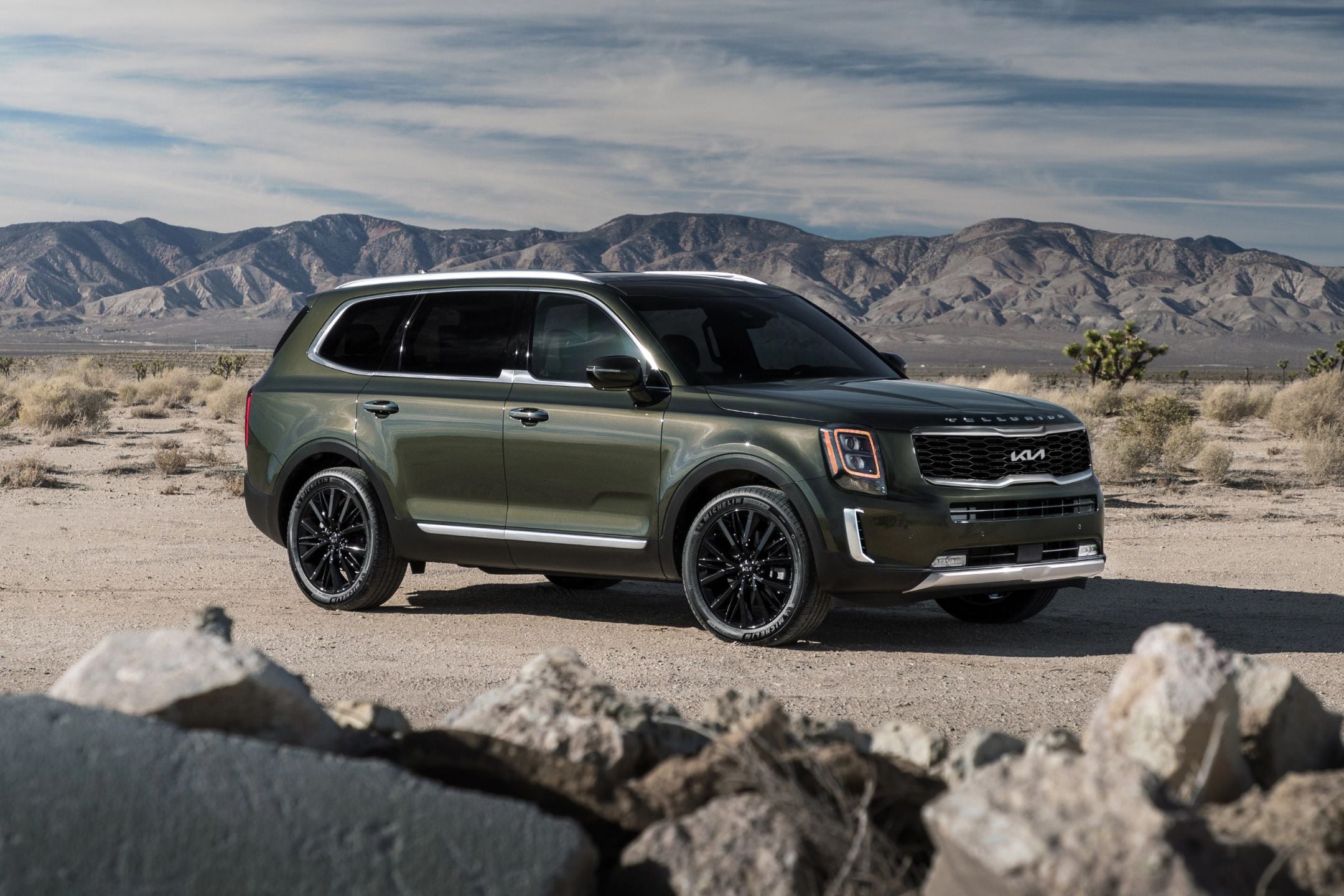 Kia Telluride Hybrid, a rugged SUV with a bold design, showcasing its robust exterior and off-road capabilities.